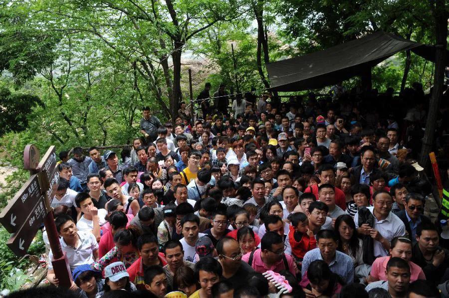 国庆假期建议不要出门旅游。

临近假期，我身边朋友都在计划国庆出去旅游，国内国外