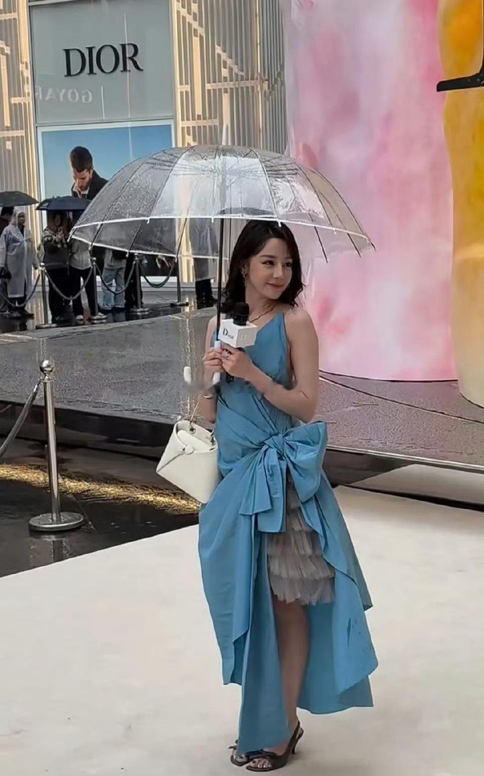 迪丽热巴迪奥南京活动人气生图状态还可以吧？ 