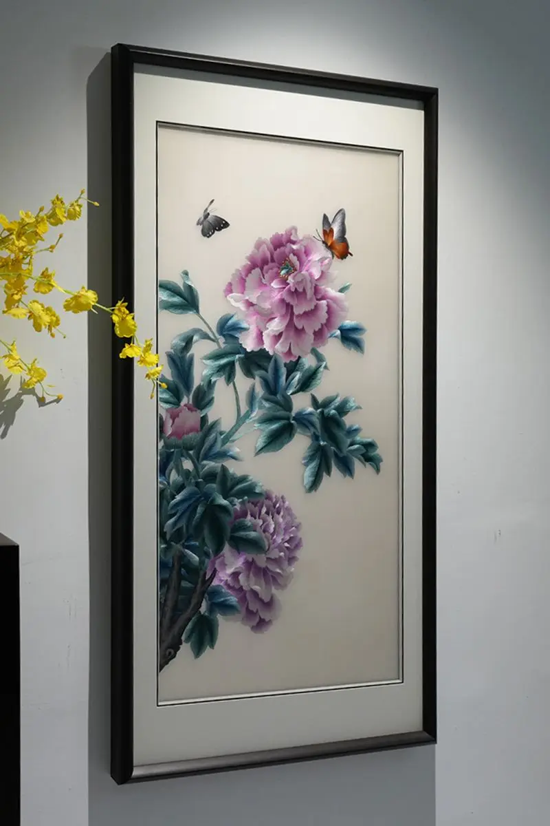 紫牡栖蝶入绣，独揽一室雍容雅韵 素笺留白，紫牡凝香，彩蝶寻芳。各色丝线...