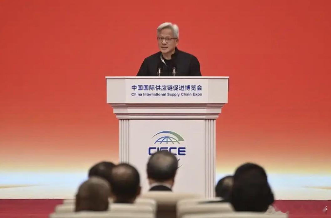 黄仁勋点赞小米汽车：我很想买一辆！7 月 16 日，英伟达 CEO 黄仁勋身着唐