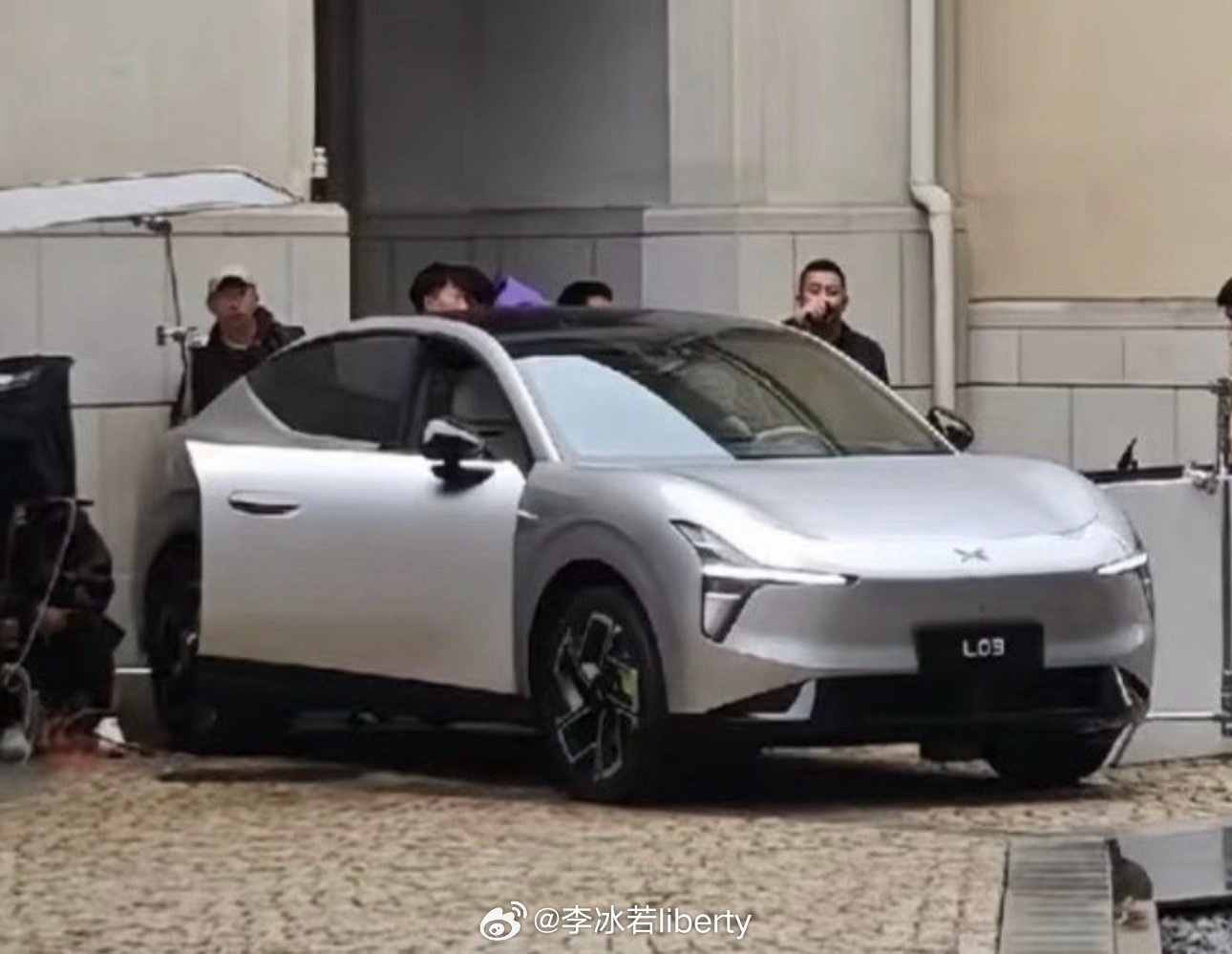 小鹏Mona L03开始路透了真正的抗销量的产品来了尺寸不小配置根据sku肯定不