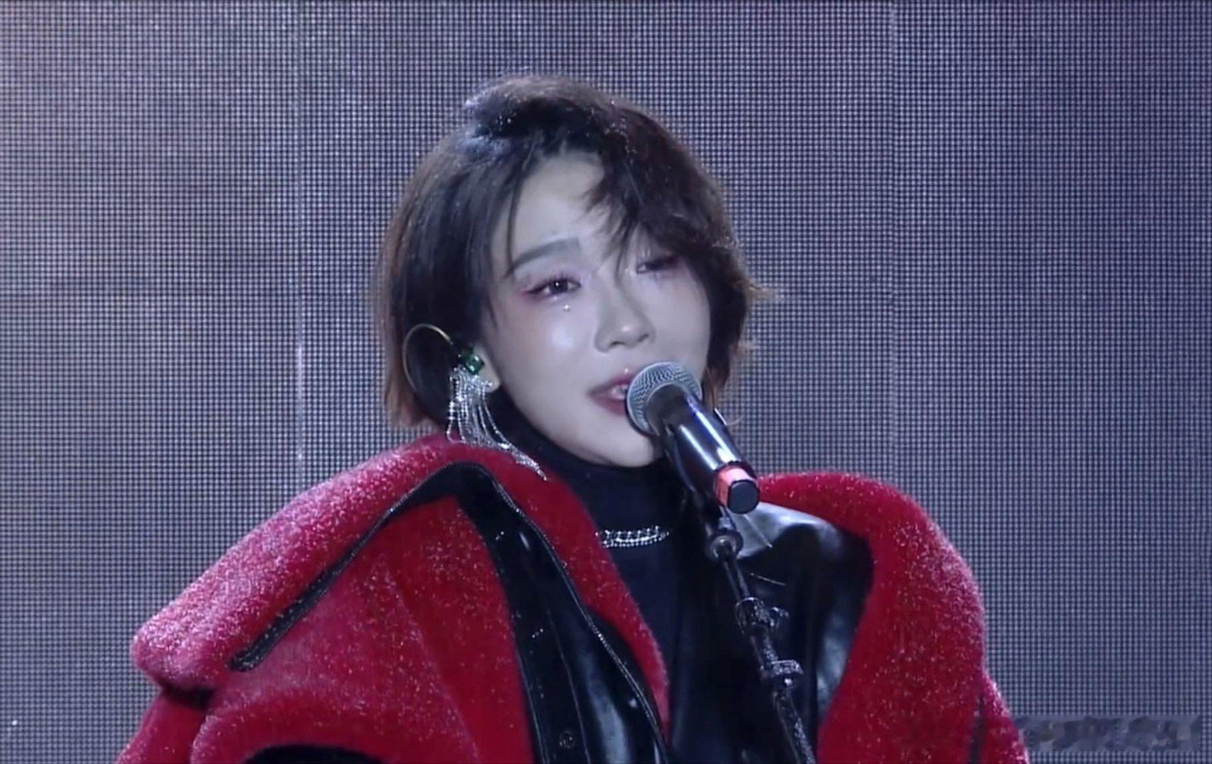 #刘恋下雪天抱热水袋唱歌# 相信你也会被刘恋的歌曲所吸引吧，真的特别的动听，特别