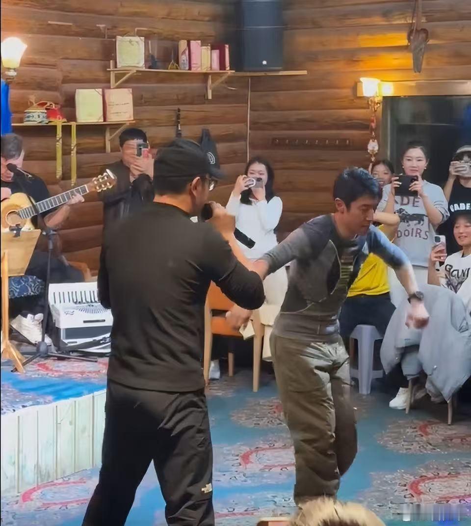 撒贝宁尼格买提 老友记 撒贝宁和尼格买提的默契，真是令人羡慕。两个老友，录完节目