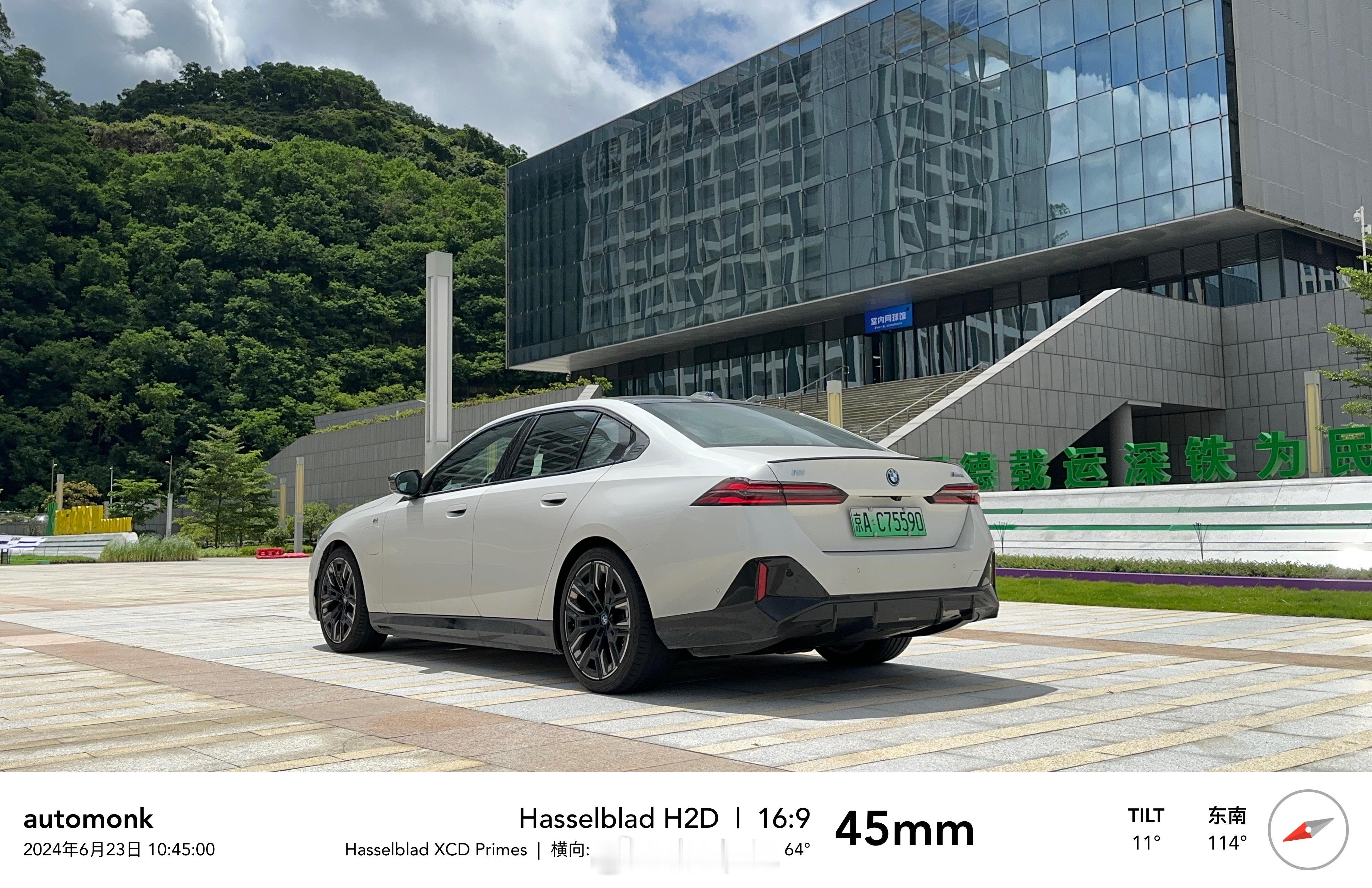 在周末依然会堵车的深圳，乘地铁要舒服太多、太多了，最近不想再开车……[二哈][二