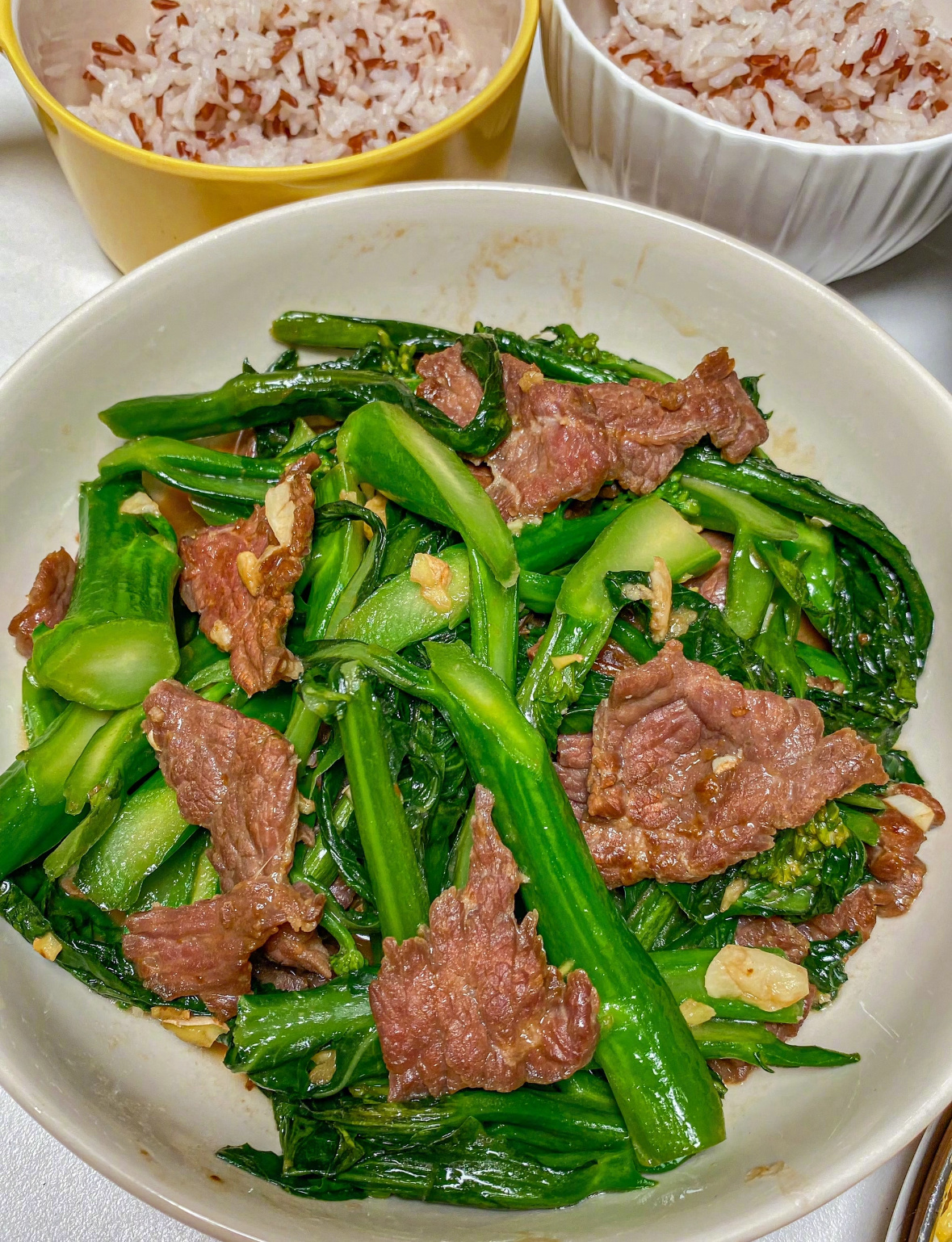 小团冒个泡好好吃饭的每一天分享一下今天我们的晚餐~玉米山药排骨汤、芥兰炒牛肉、虾