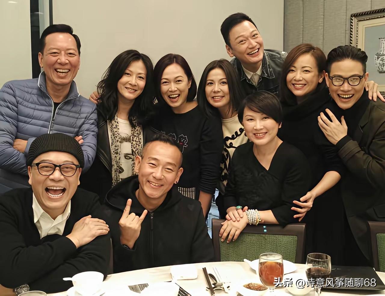 这张明星的聚餐合影里，大多数都是香港的演员，他们没有浓妆艳抹，多数都是化着淡妆，