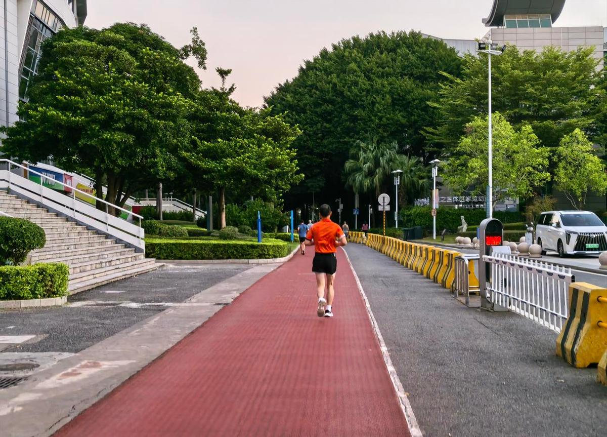 今晨13公里，4分32秒，心率144，热得冒汗，但你不是在瞎跑——你在等风。
福