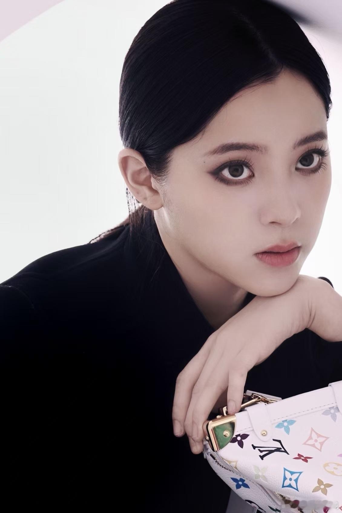 欧阳娜娜全包眼线小烟熏  欧阳娜娜的妆容演变之路充满了惊喜，从最初的清新妆容，到