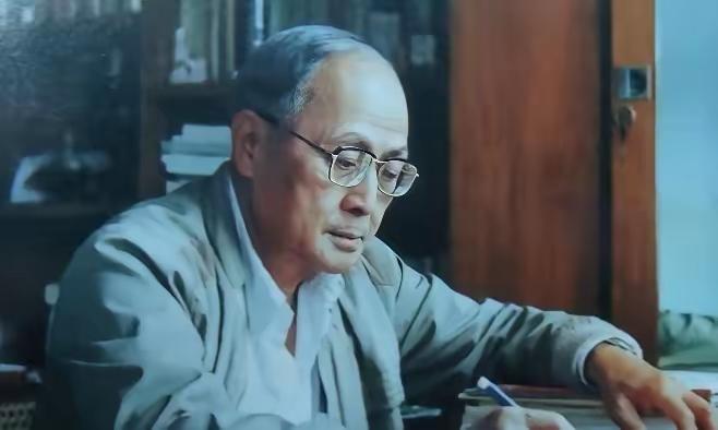 1988 年，两岸正式开放探亲。一位名叫叶依奎的地下党，混在探亲队伍当中，回到了