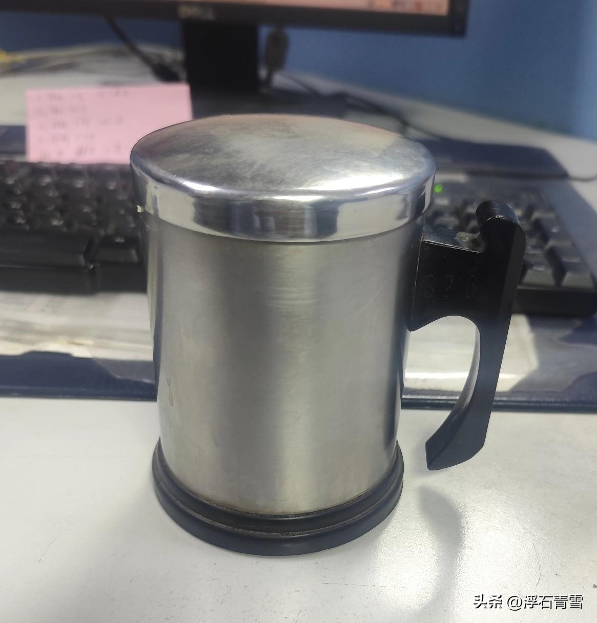 工作第一天单位发的不锈钢水杯，不知不觉已经伴随26年，或许将一直陪伴至退休！