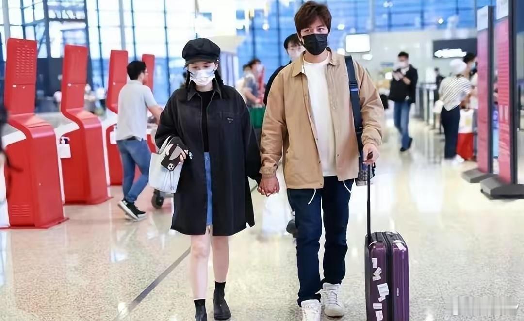 陈乔恩夫妇合体走机场，穿老公衣服好娇小，小老公满眼深情 ​​​