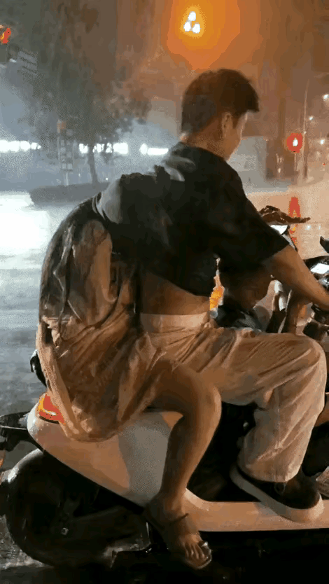 暴雨中的一家三口，孩子看着让人心疼，盛夏时的大雨 但是有啥办法呢。