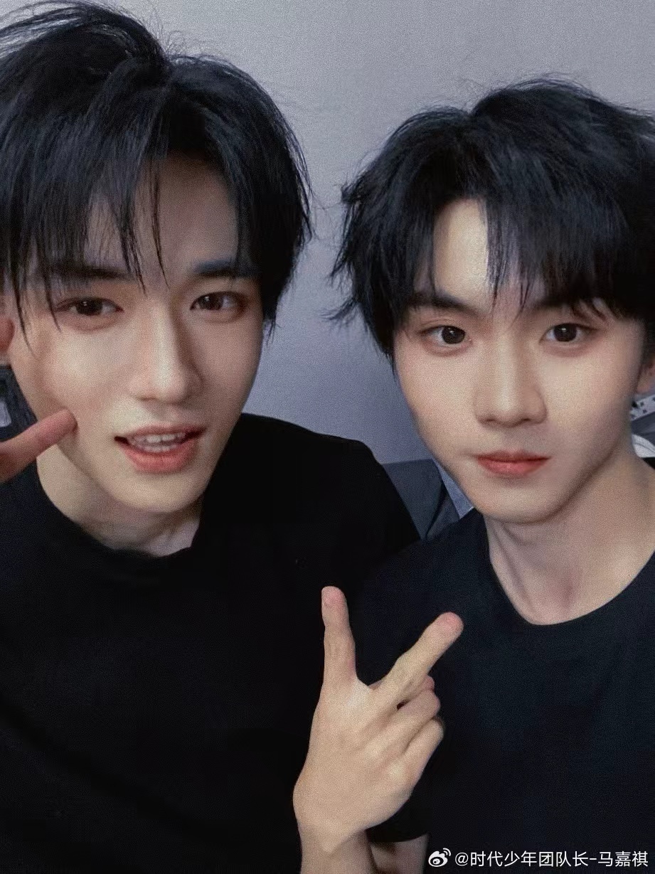 马嘉祺宋亚轩比耶合照马嘉祺祝宋亚轩22岁不止双倍惊喜和快乐马嘉祺祝宋亚轩22岁不