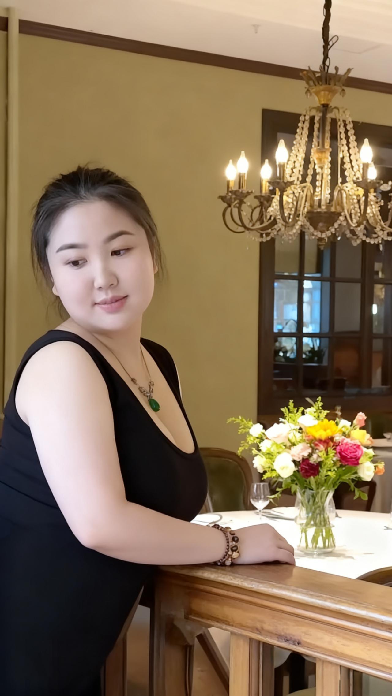 中年男人为何偏爱微胖女人?
中年男人喜欢微胖的女人，那是人到中年多多少少也是有些