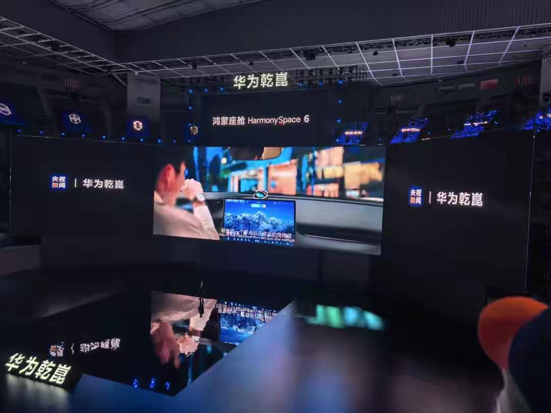 启境GT7，把智能，开在风里，
车窗还留着清早柏油的余温，指尖轻叩方向盘，就听见