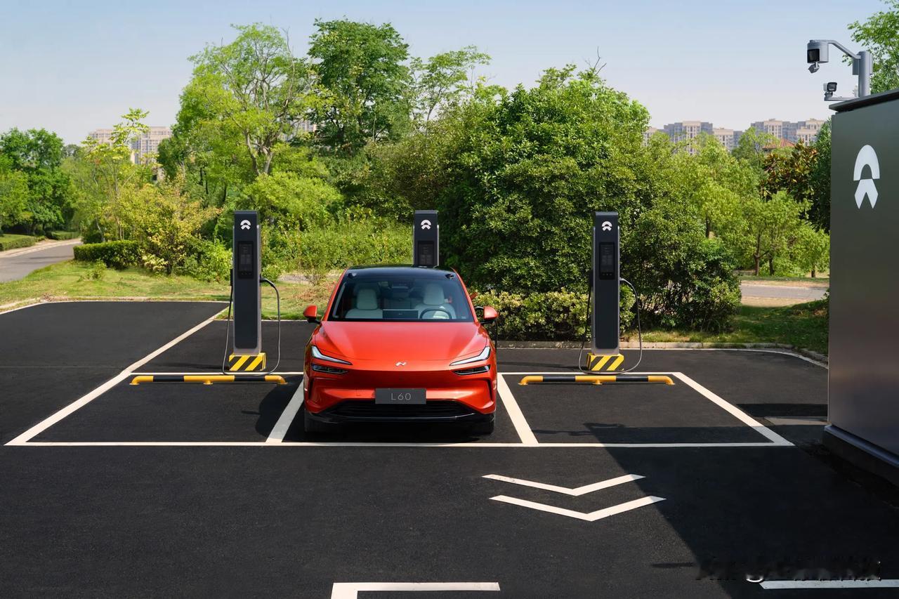 蔚来ES6是一款整体表现比较均衡的中高端纯电SUV。它的主要优势在于动力强（零百