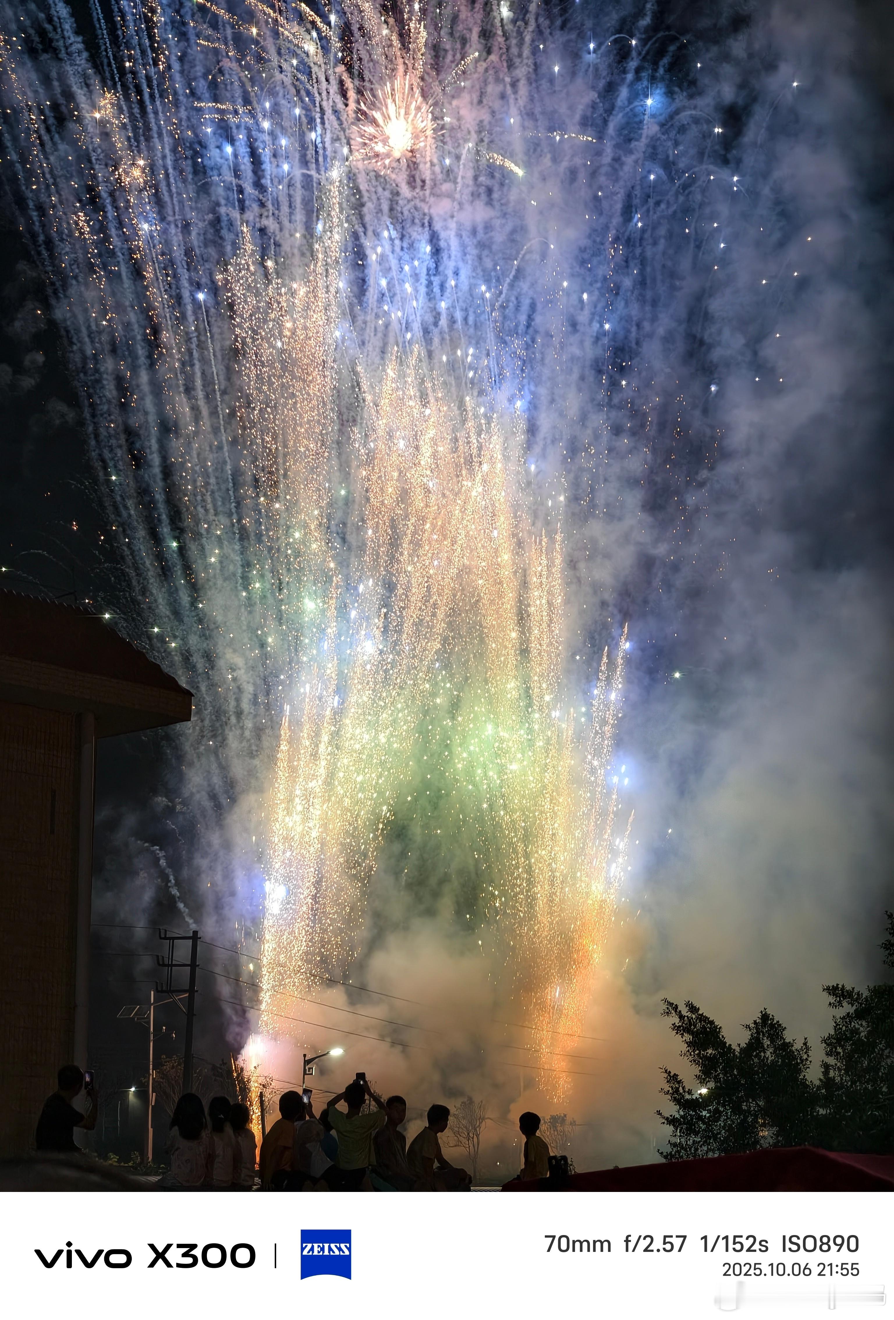 潮汕人过年太热闹了确实热闹英歌舞和烟花爆竹声不断的今天看这个村明天又可以看隔壁村