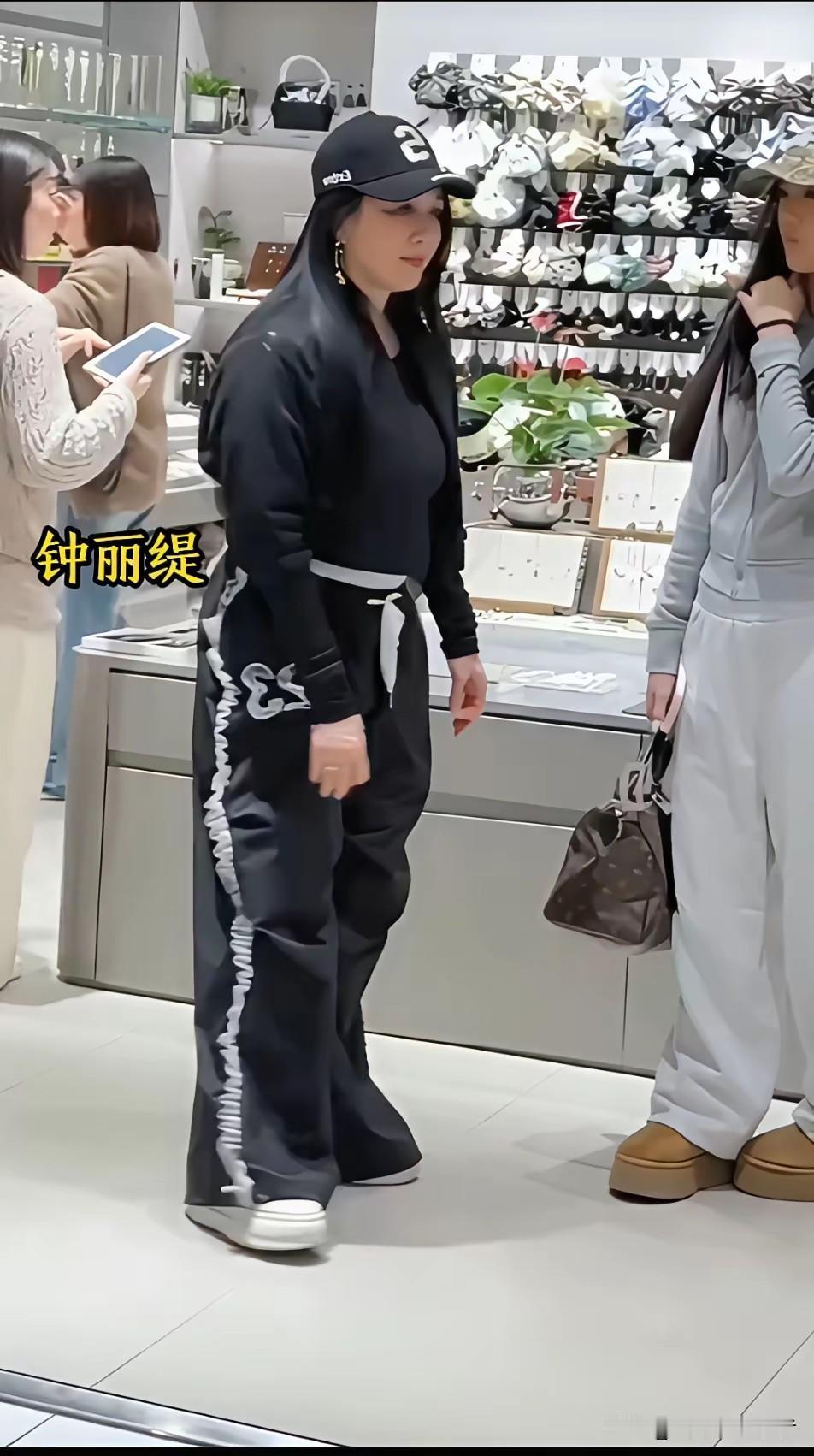 这确定不是被黑粉拍到的吗？钟丽缇再胖，身体再魁梧，也不会是这个样子啊，每次看到钟