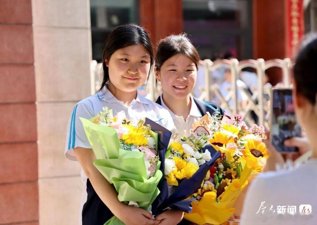 陕西29万余名考生结束高考6月9日傍晚，陕西29万考生考完最后一科生物，三年高三