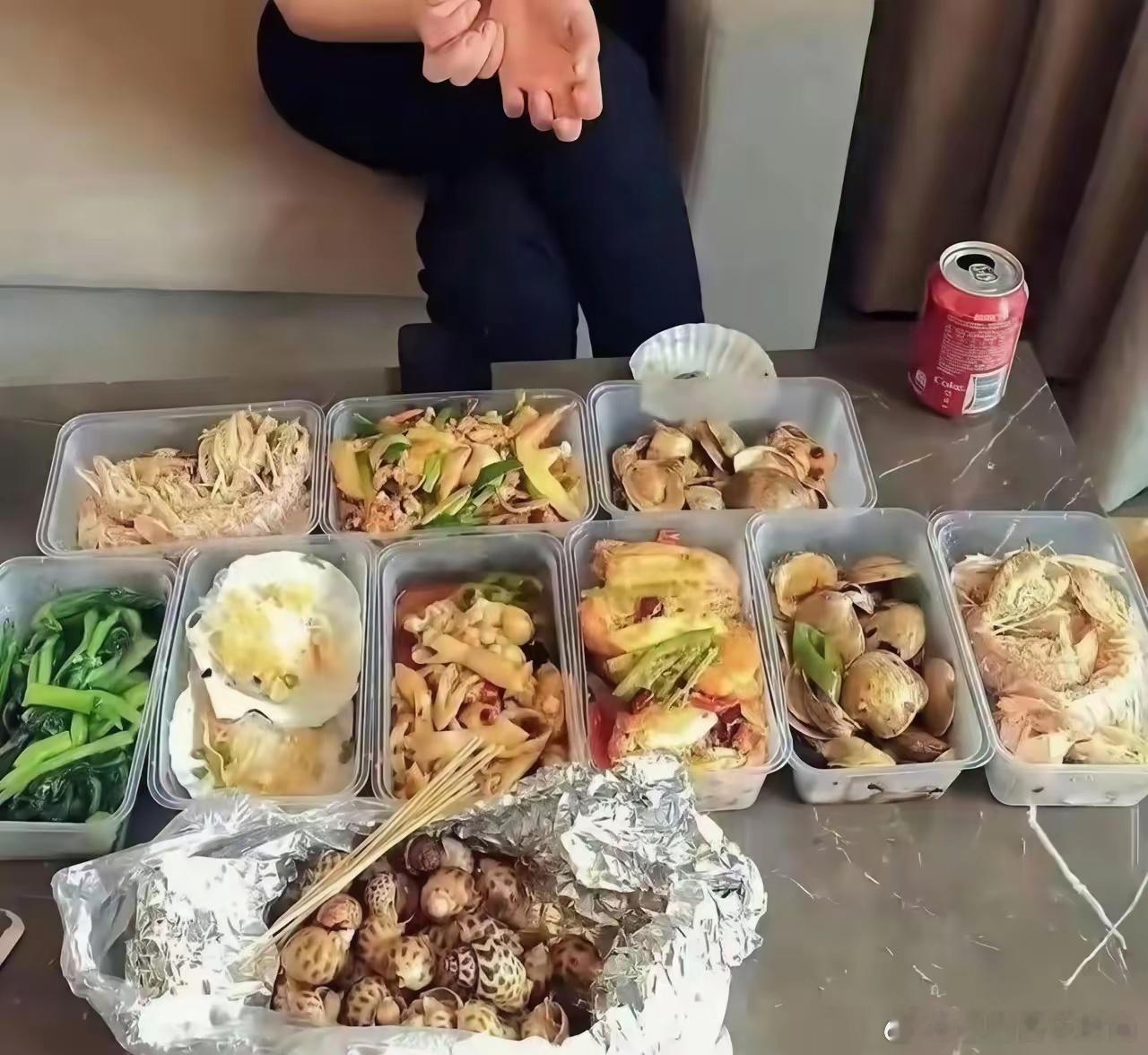 秦海璐这顿饭价格得多少钱，估摸顶普通打工人10天的工资了，要是吃不完好浪费啊 