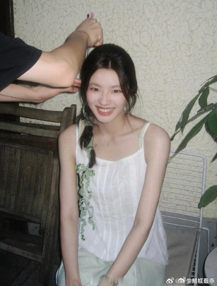 杨洋请客徐若晗剧组哇塞！杨洋请徐若晗剧组喝奶茶，哥妹友谊必须久久呀杨洋请徐若晗剧