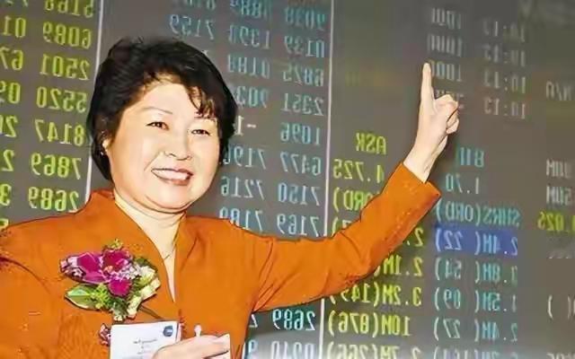 40岁继承70亿遗产，她拒绝躺平，活成了上海女首富
 
谁能想到，40岁痛失丈夫