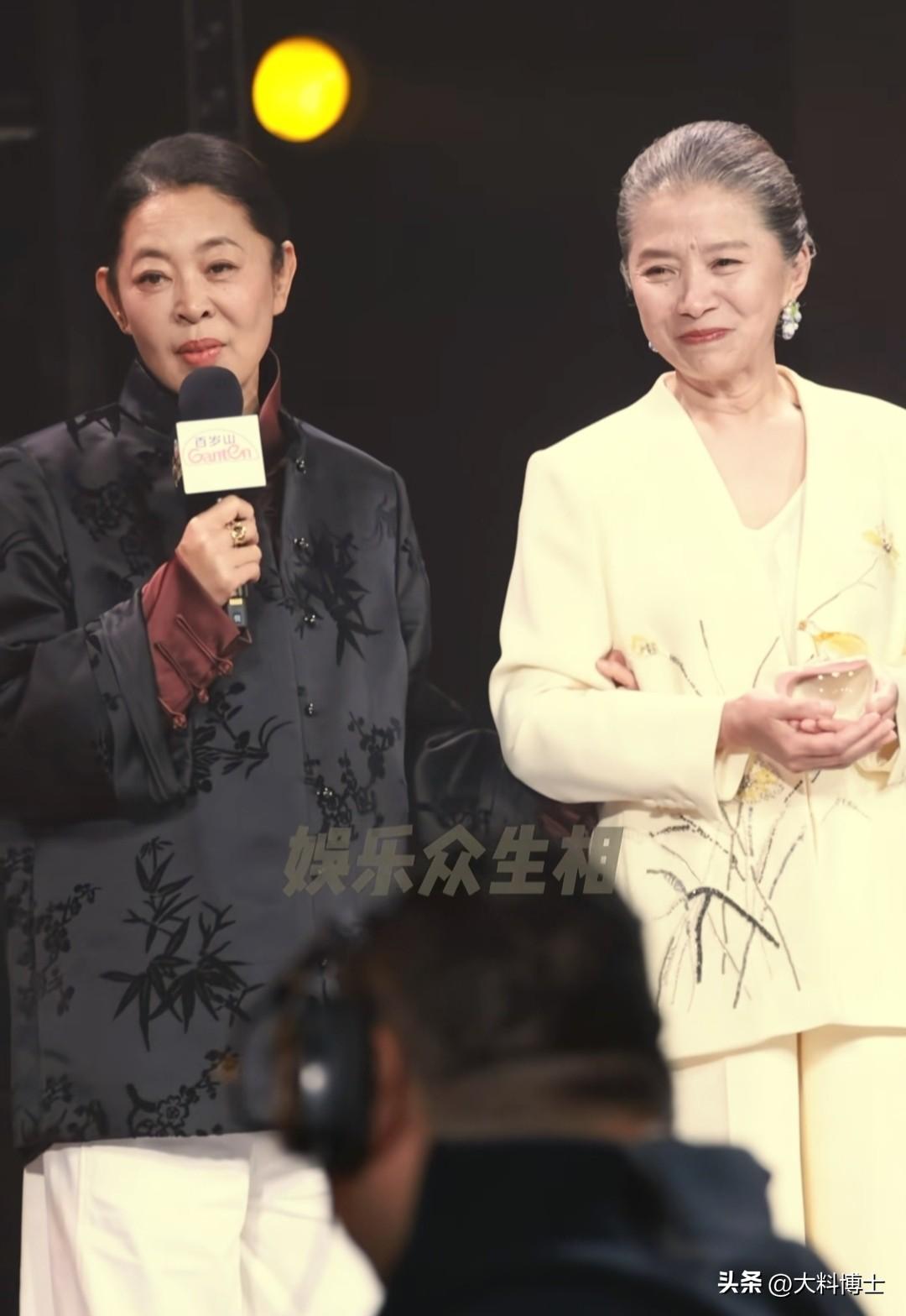 倪萍又夸迟蓬了！电视剧品质盛典上，迟蓬和倪萍同台亮相，倪萍一拿到话筒，就吐露吐露