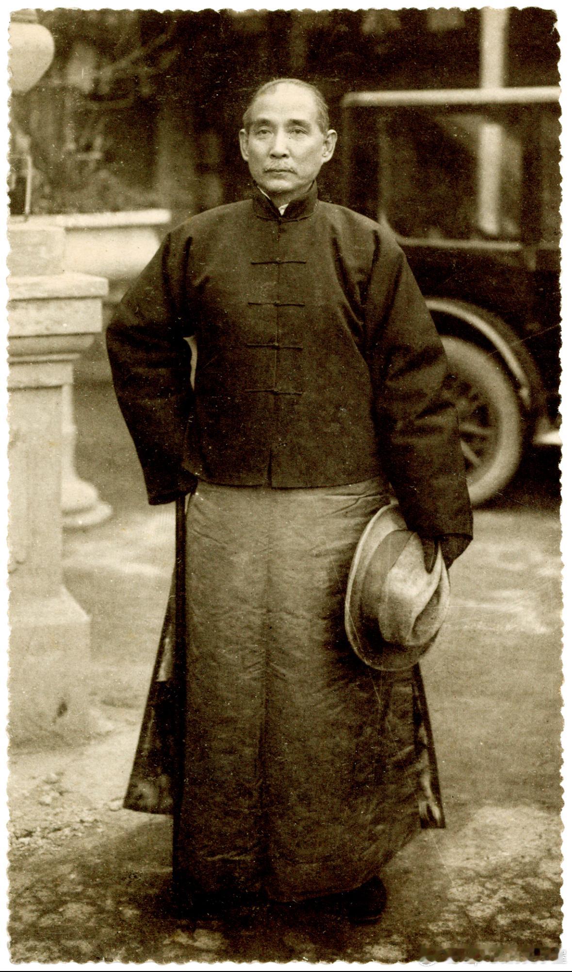 1924年12月4日孙中山到访天津期间在张园行馆门前拍摄的肖像照历史影像