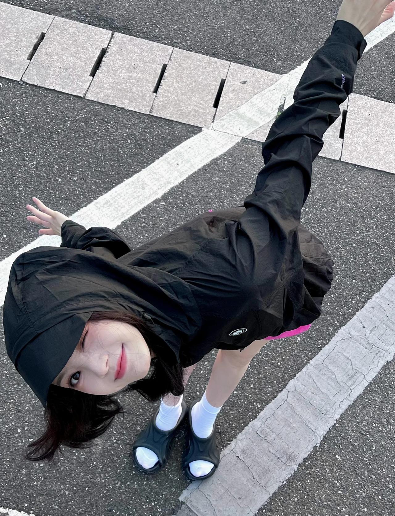 田曦薇｜角度越怪，照片越可爱😼😼
头像大户 女生头像分享 拍照如何摆pose