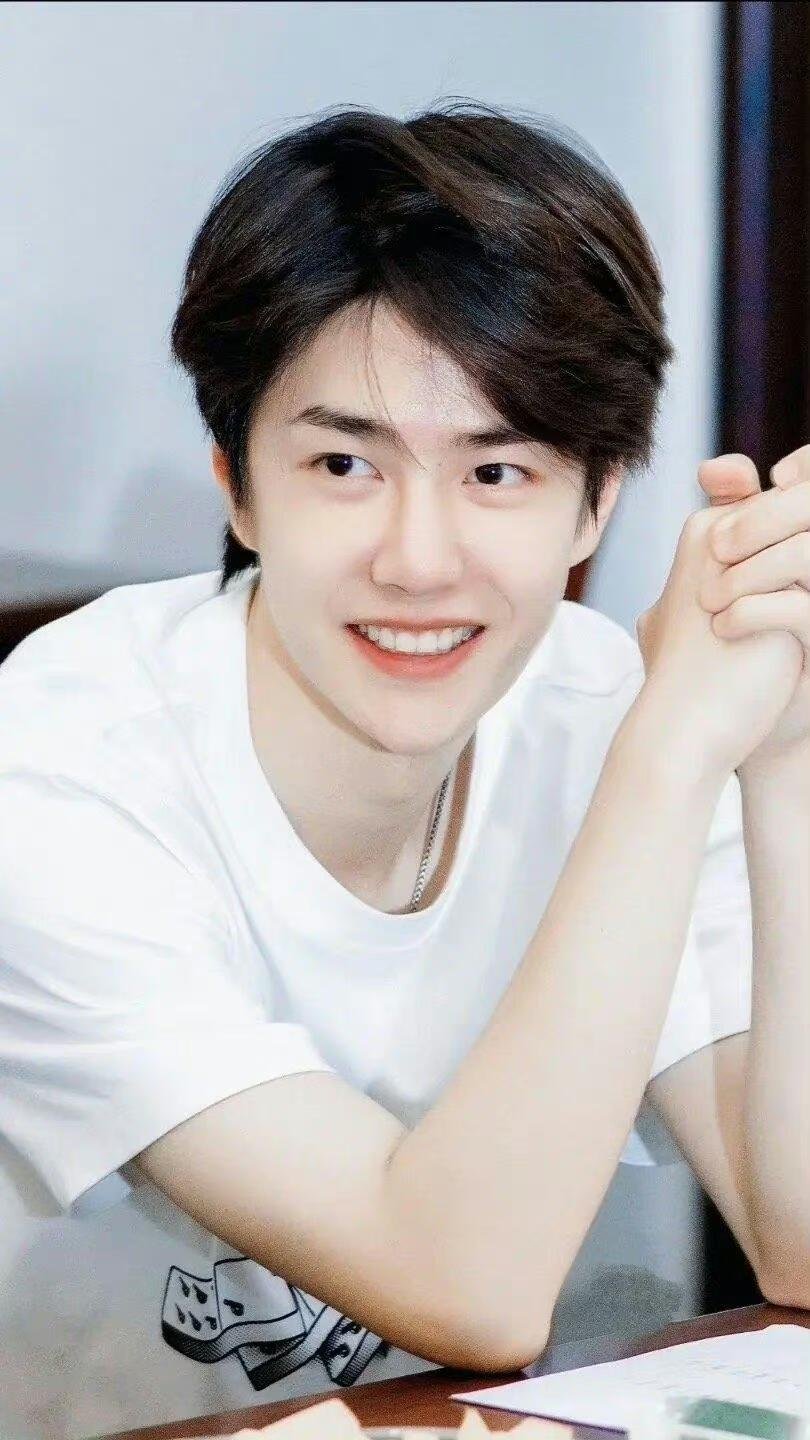 王一博520向王一博告白  「小摩托的画室」营业中 来啊来💚 