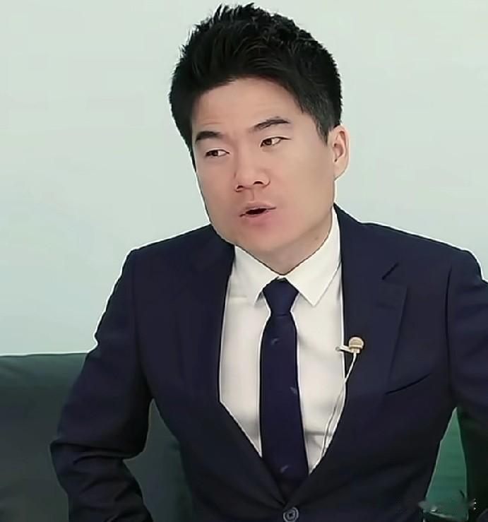 曾经与辉同行卖沙发，家具实体店老板们集体炸毛，对与辉同行卖的沙发那是贬低的一无是