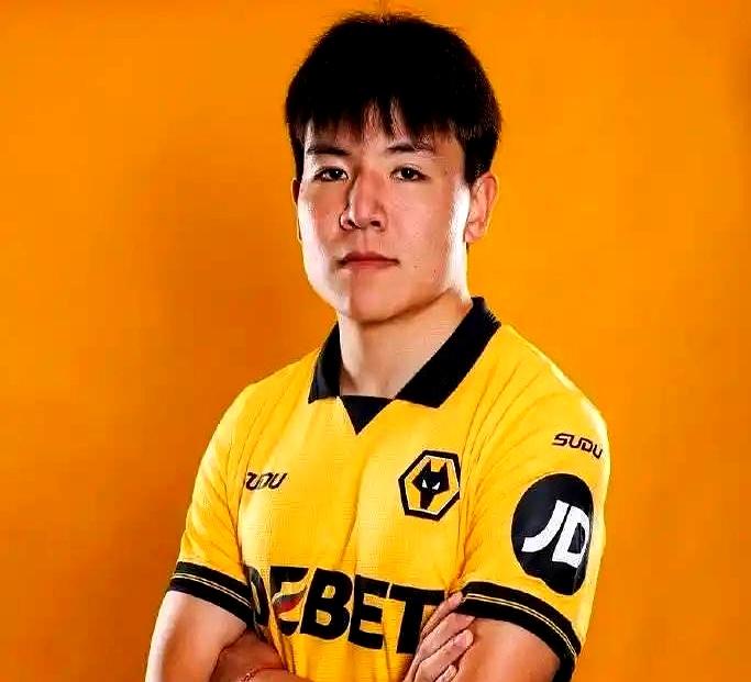 从3-4被逆转，到4-2带队翻盘，他只用了一场球。
 

狼队首秀，他拼满全场，