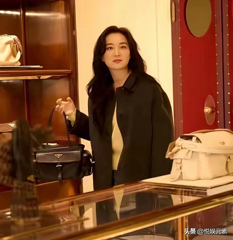 相声大师冯巩弟子贾玲，
现在真是不经常出席活动，
不过现在比以前瘦多了，
好漂亮