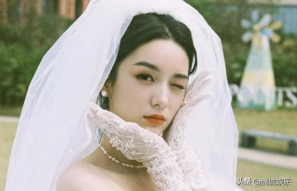 周也新剧婚纱造型曝光！与翟潇闻同框甜度拉满
 
周也晒出新剧婚纱花絮，白纱造型温