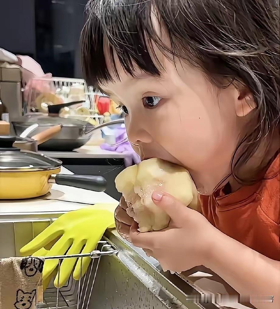 吃芒果，水蜜桃，我都是用卷纸在他手腕那里绕一圈，再让他对着垃圾桶吃！
西瓜是去皮