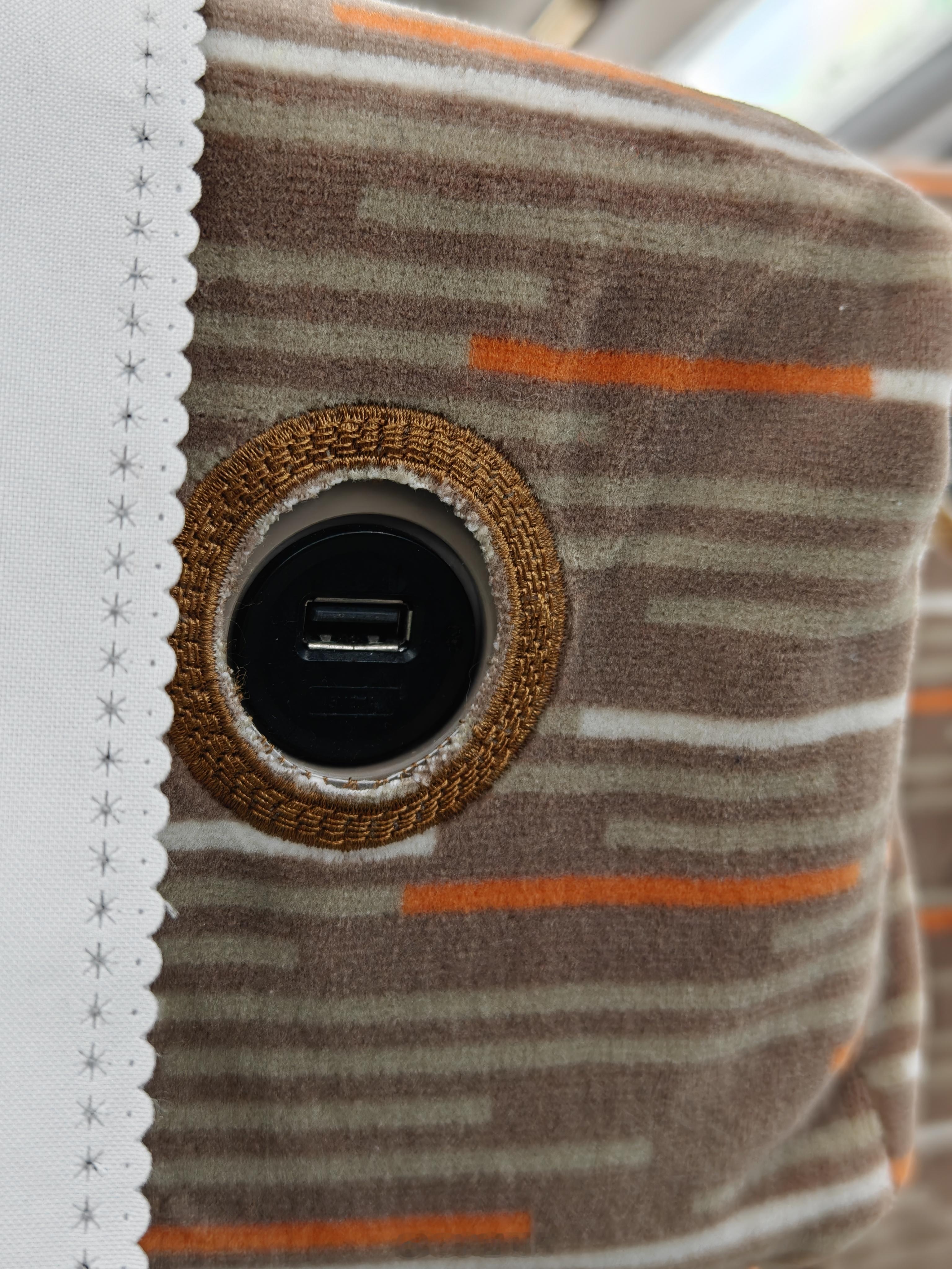 闲聊，大家手机充电线都是啥口👀 