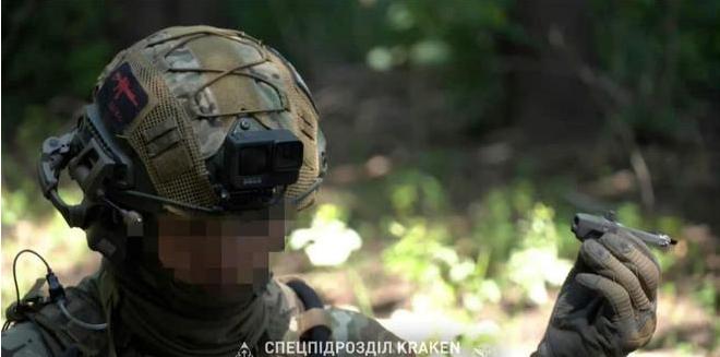 乌克兰“海妖”特种部队首次公开了操作黑黄蜂(Black Hornet)微型侦查无