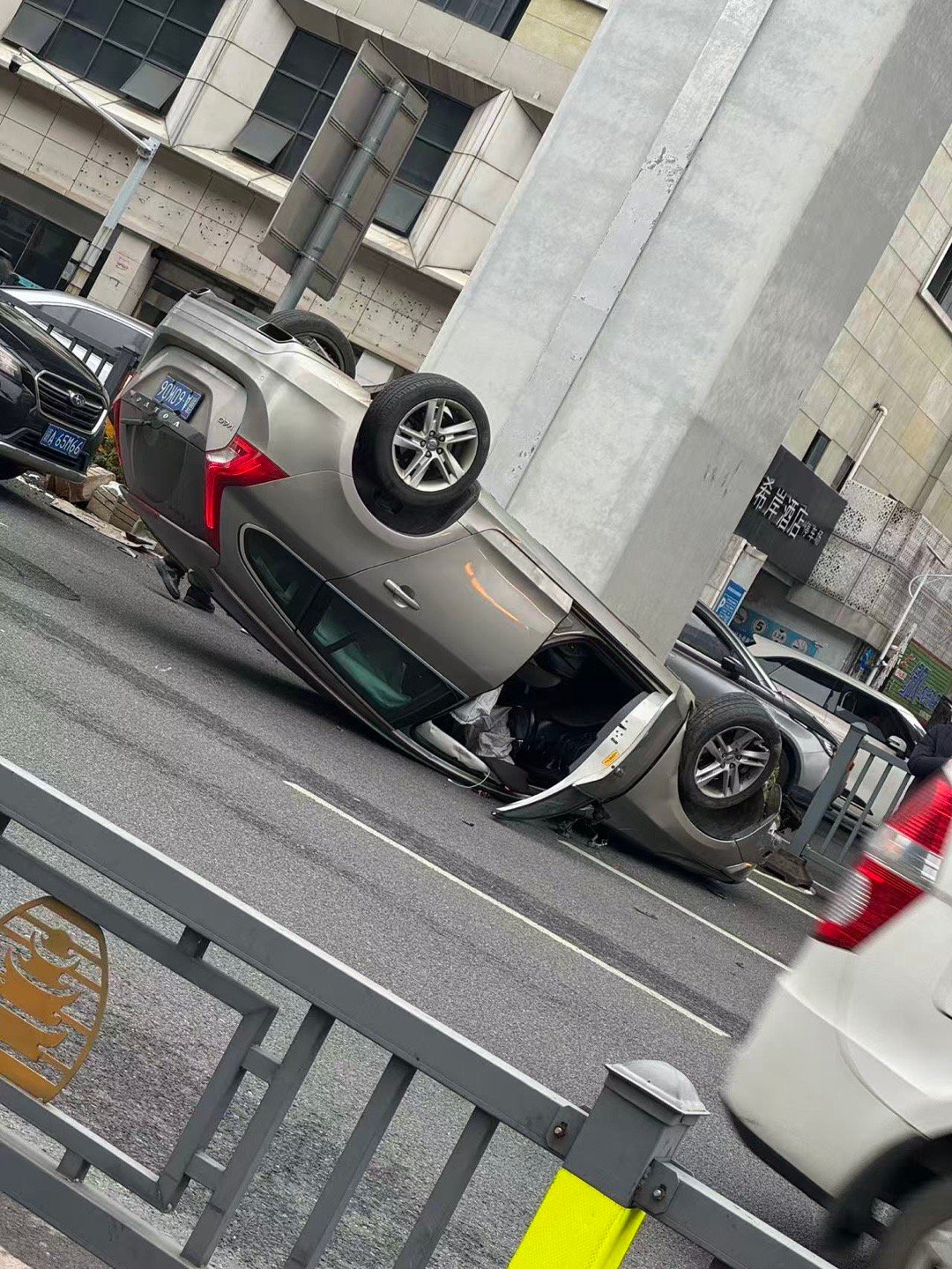 过年来了，大家路上行车一定要多多注意 