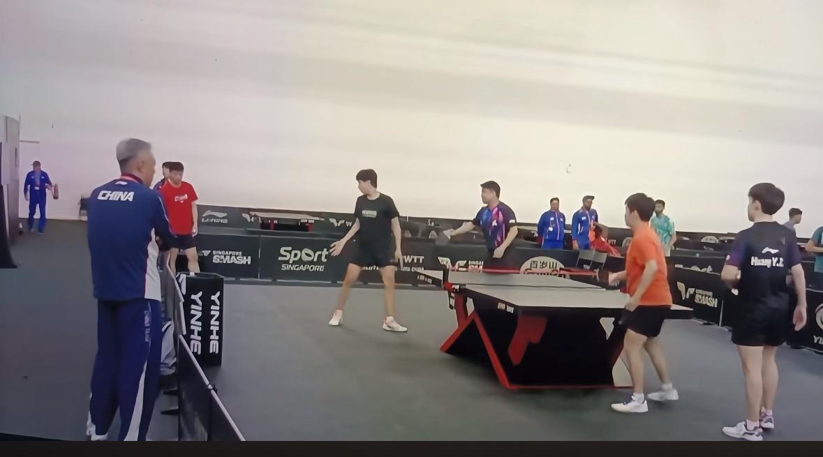 王皓主教练陪练，秦志戬总教练监督——林诗栋 黄友政加油拼搏！
王皓指导穿上比赛服