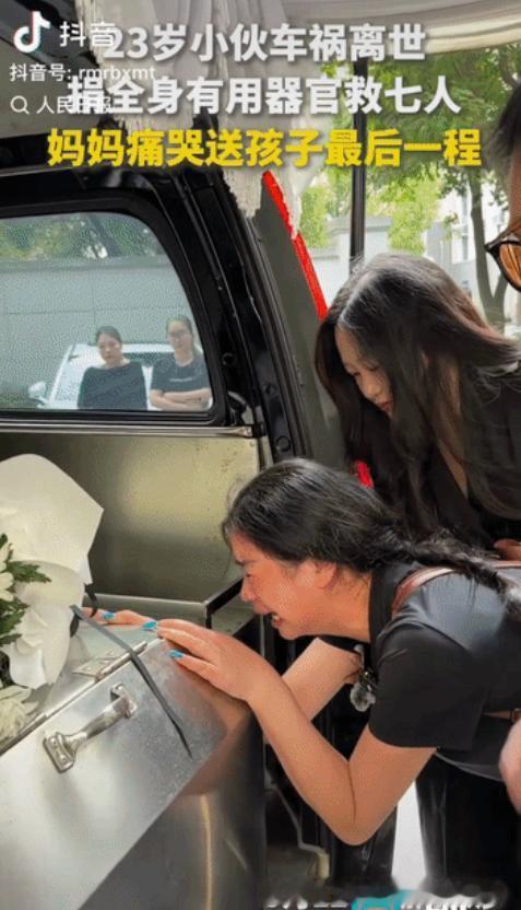 太痛心了。湖南长沙，一名小男孩1岁多时，父亲离世，妈妈独自一人将他抚养长大，原以