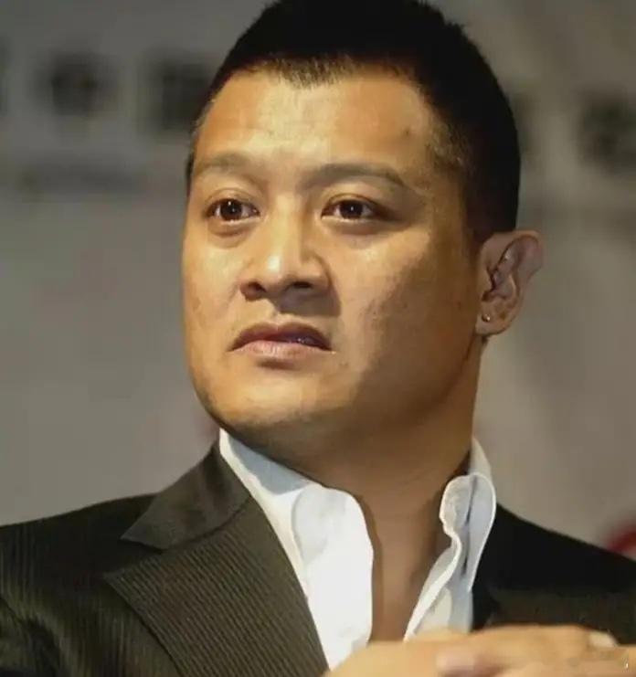 看到老牌武打演员寇占文的热搜，特意去查了下，一查下一跳，今年60岁的他，不仅没有