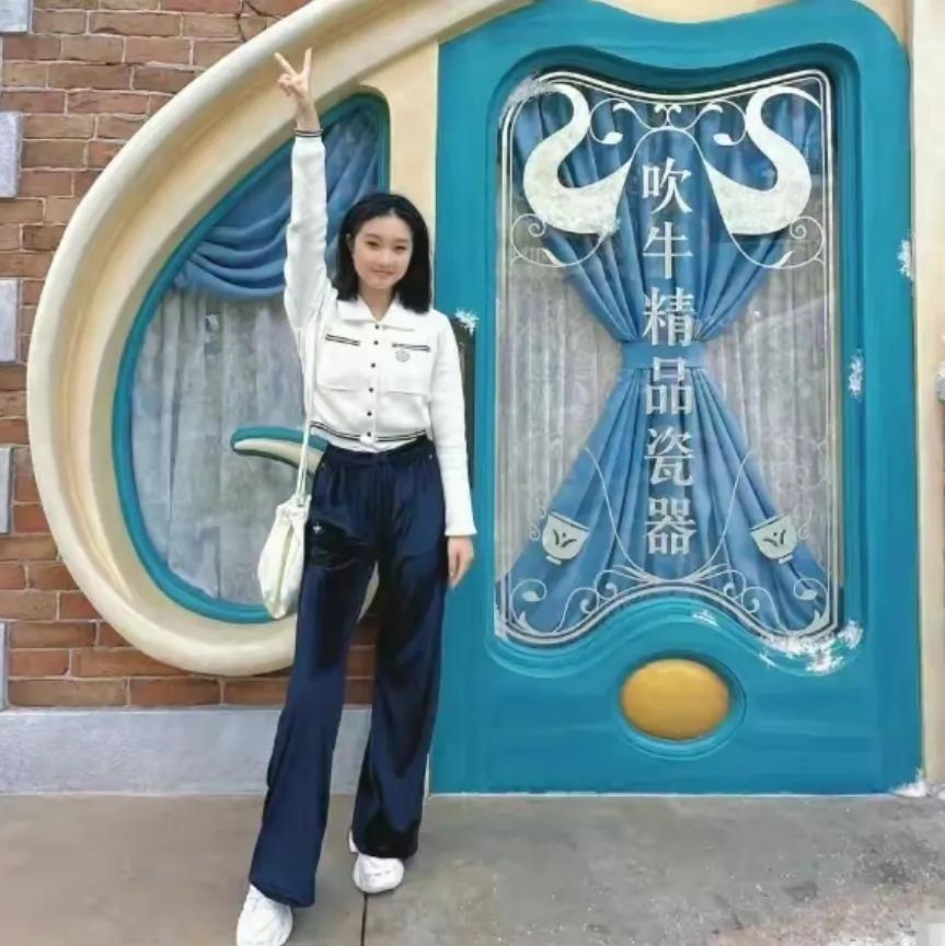 马伊琍大女儿文爱马
最近打卡上海迪士尼乐园
15岁爱马，目测有1.7米高呀
长得