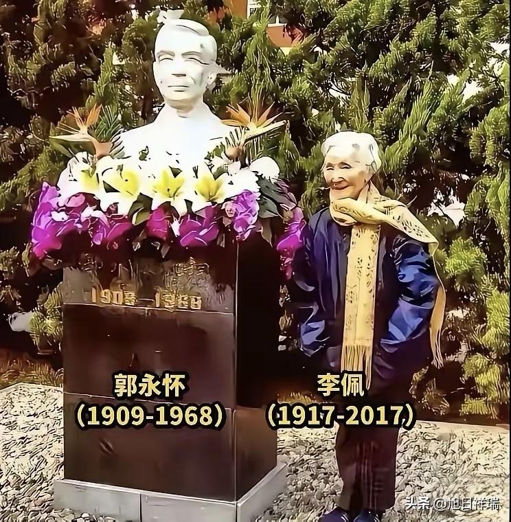 2016年，98岁的李佩站在丈夫郭永怀雕像旁，这张照片看哭无数人。
​两人当年放