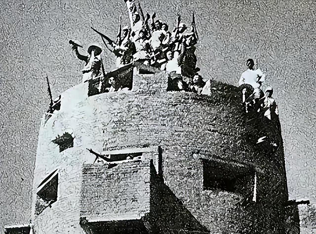 1944年，日军躲在炮楼内，八路军久攻不下，一老农路过，扫了一眼炮楼，却说：“简