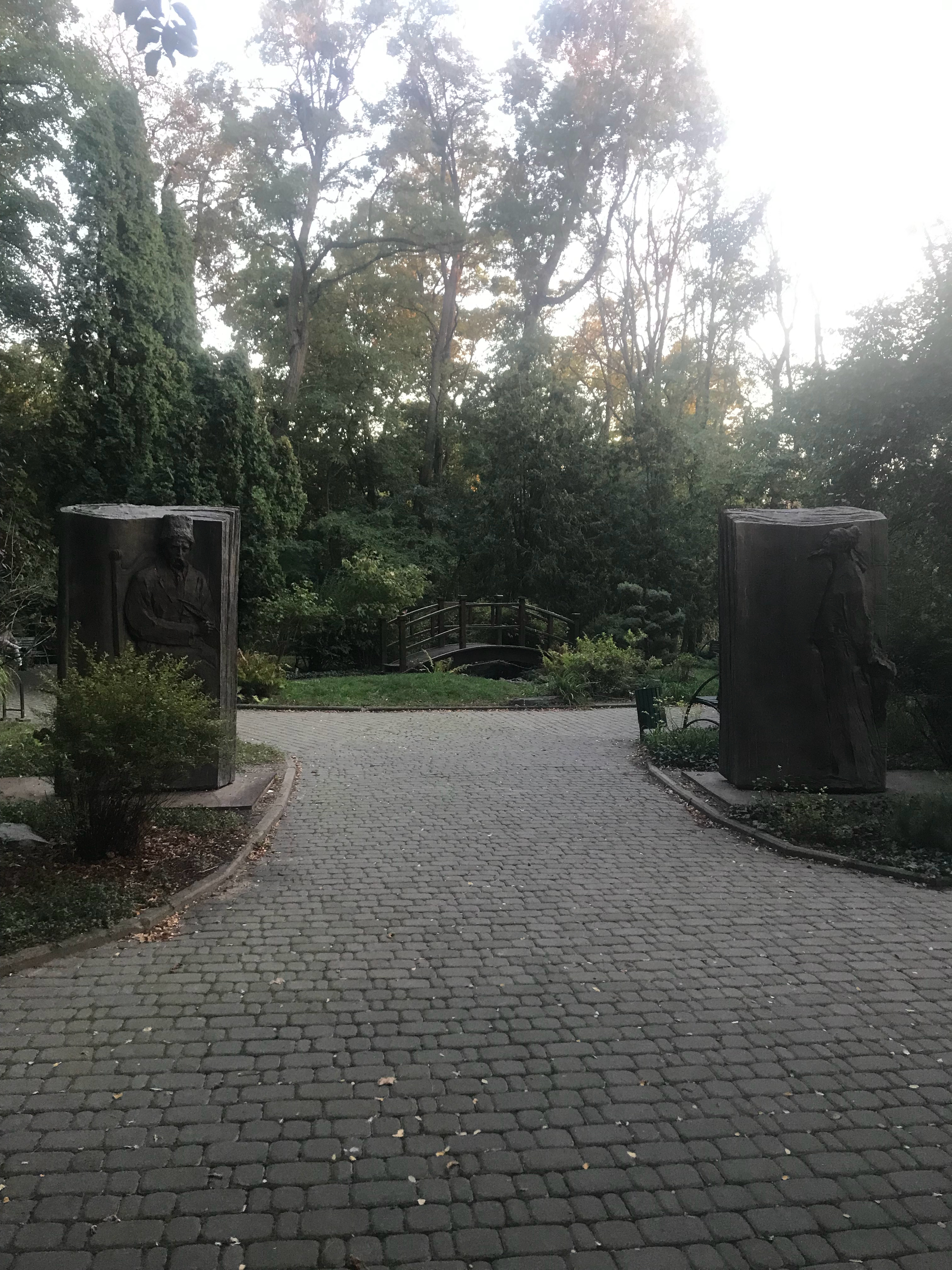 在基辅国立大学附近的公园，偶遇杜甫的雕像，他和乌克兰民族诗人舍普琴科的雕像相对矗