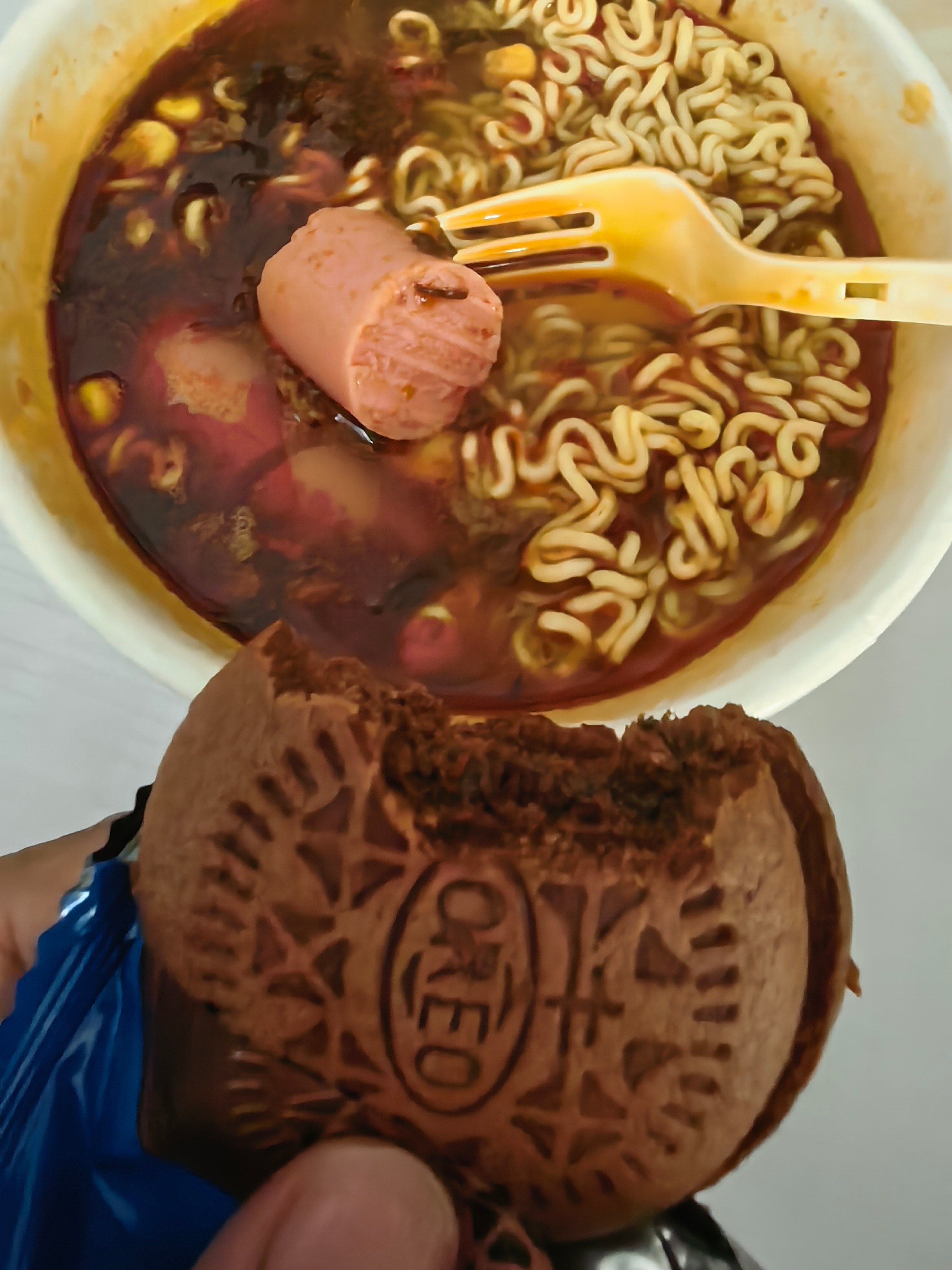 外面下大雨，不想到外面吃。就这样简单吃点，凑合一口，这就算午餐了。大家吃的啥大餐
