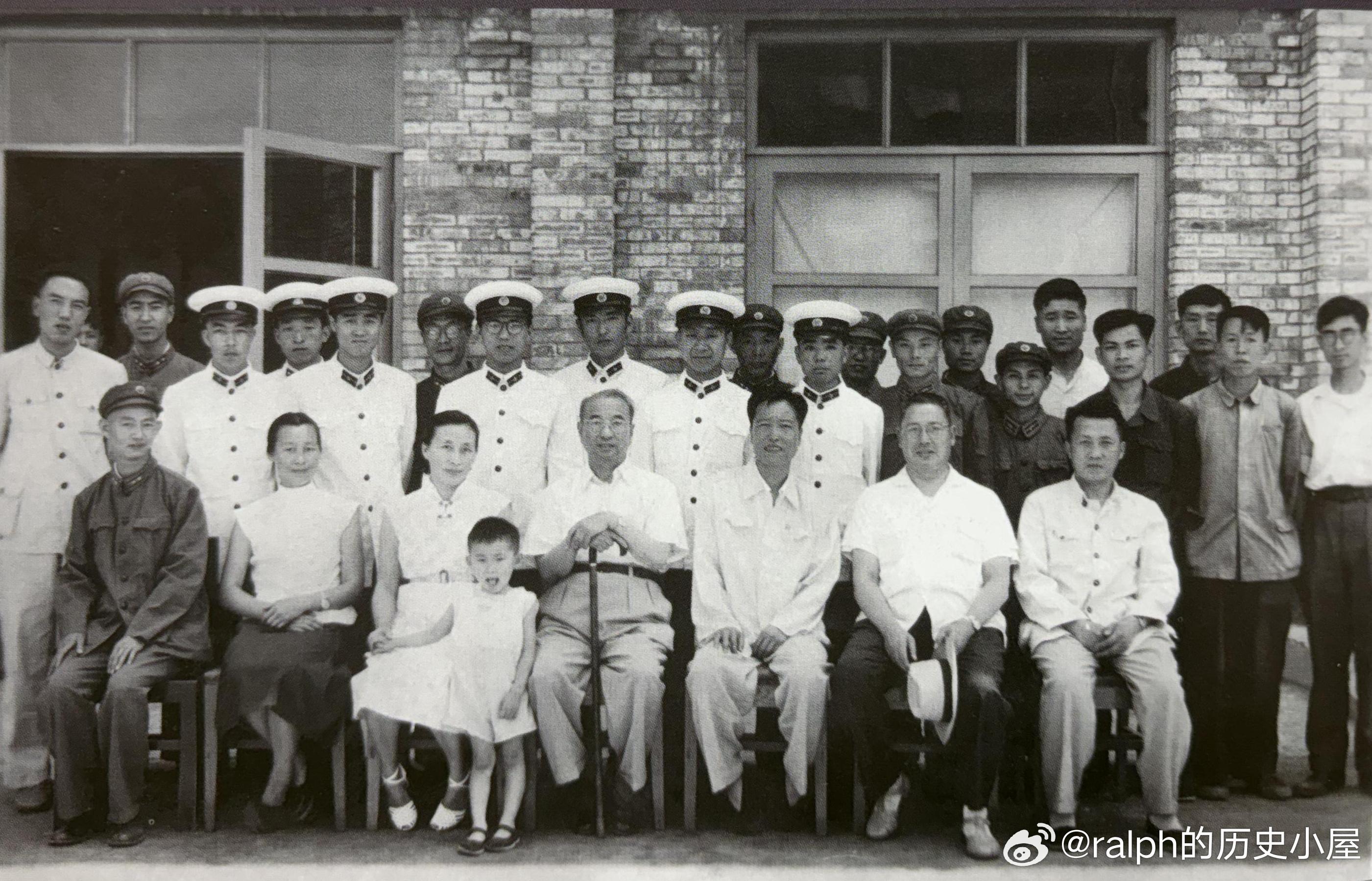 1960年6月19日哈尔滨军事工程学院院长陈赓和夫人（前排中和左三）在山西省军区