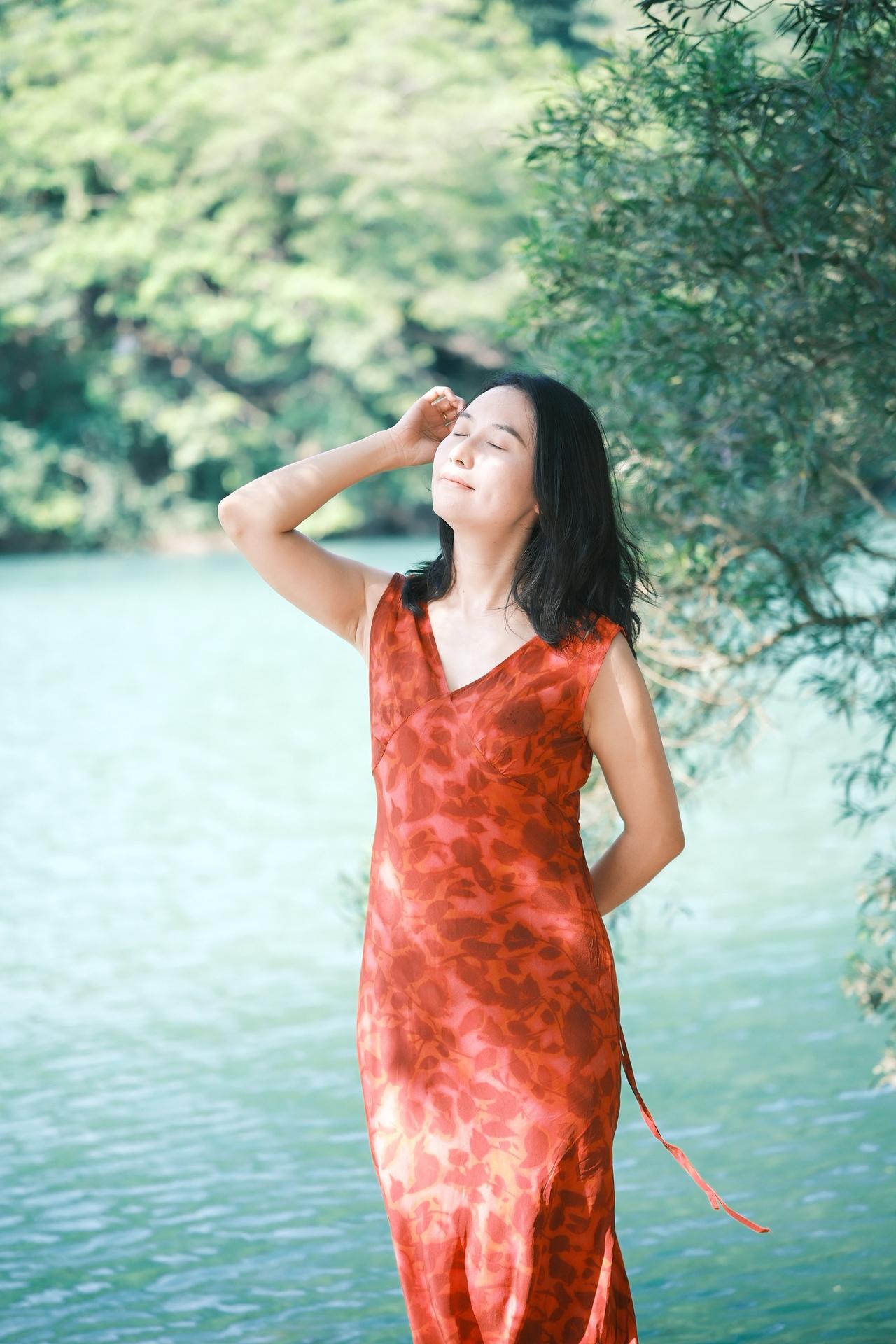 公园里的湖边＇风很大，享受风吹过的感觉真的很舒服。把明艳又舒适的度假裙穿身上 治