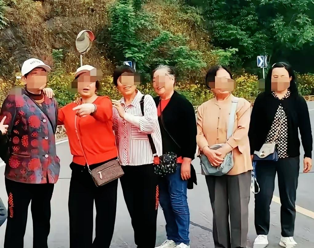 泪目！6名退休老师去贵州旅游，突遇大雨，在一农户家躲雨，主人家做了9菜1汤，拿出