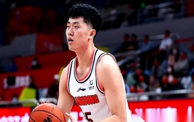 广东队那张战术板，现在看着都觉得烫手。
今晚就要打吉林，队里又传来一个消息，张皓